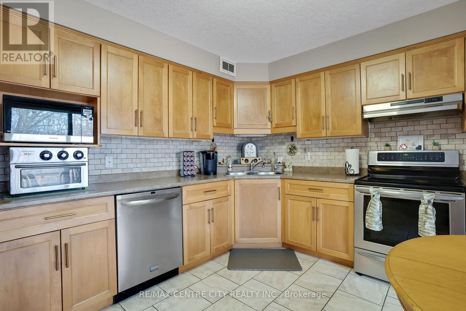 4 - 214 SNYDER'S ROAD EAST Image 13