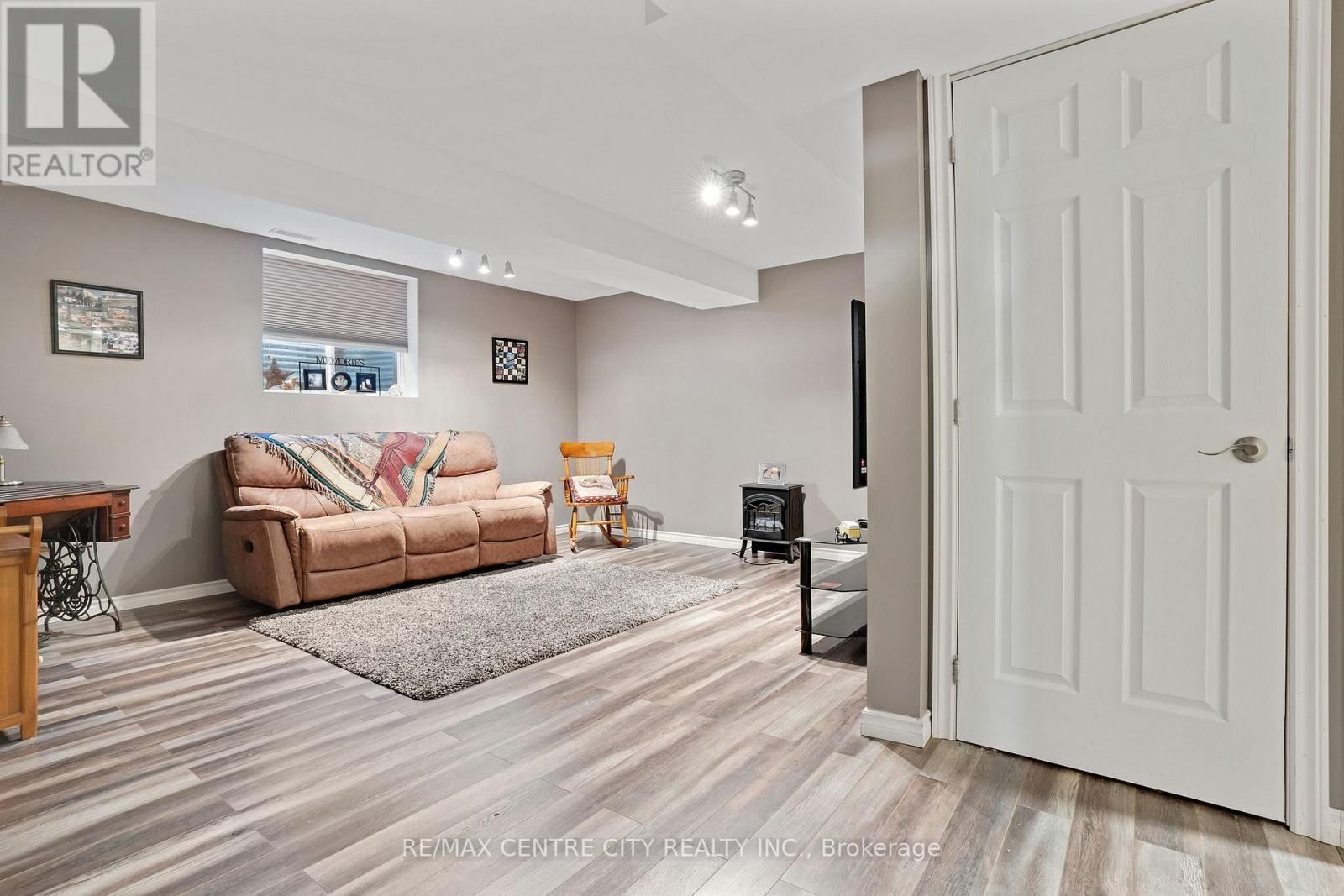 4 - 214 SNYDER'S ROAD EAST Image 33