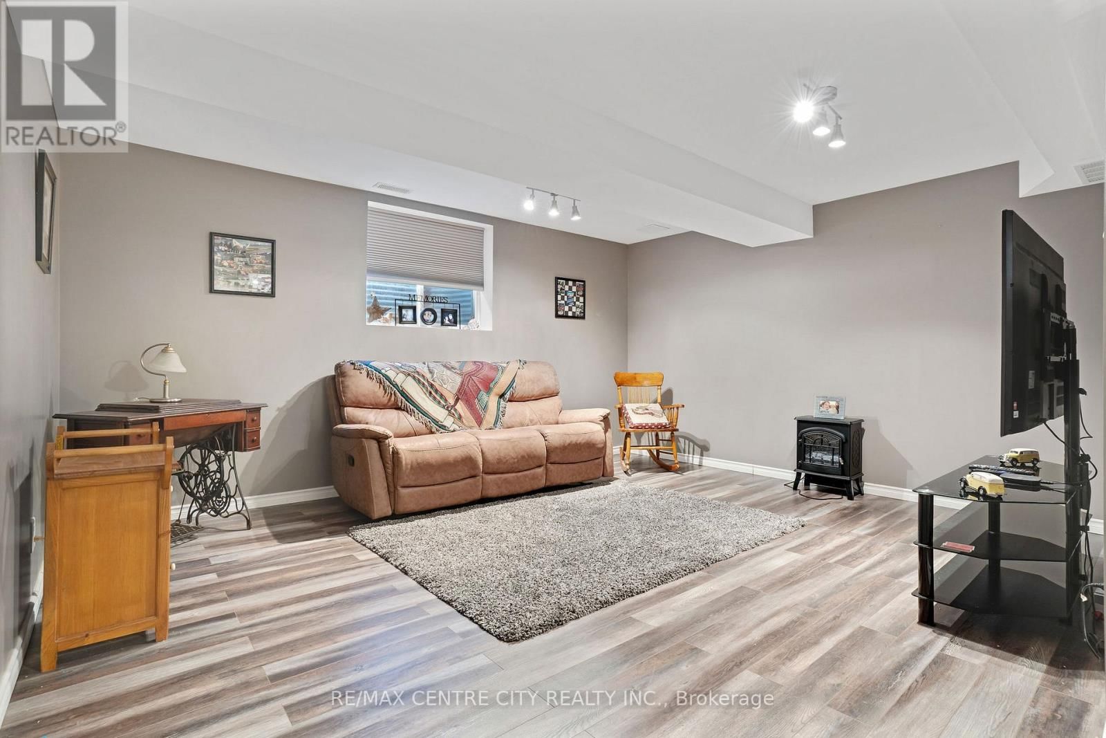 4 - 214 SNYDER'S ROAD EAST Image 34