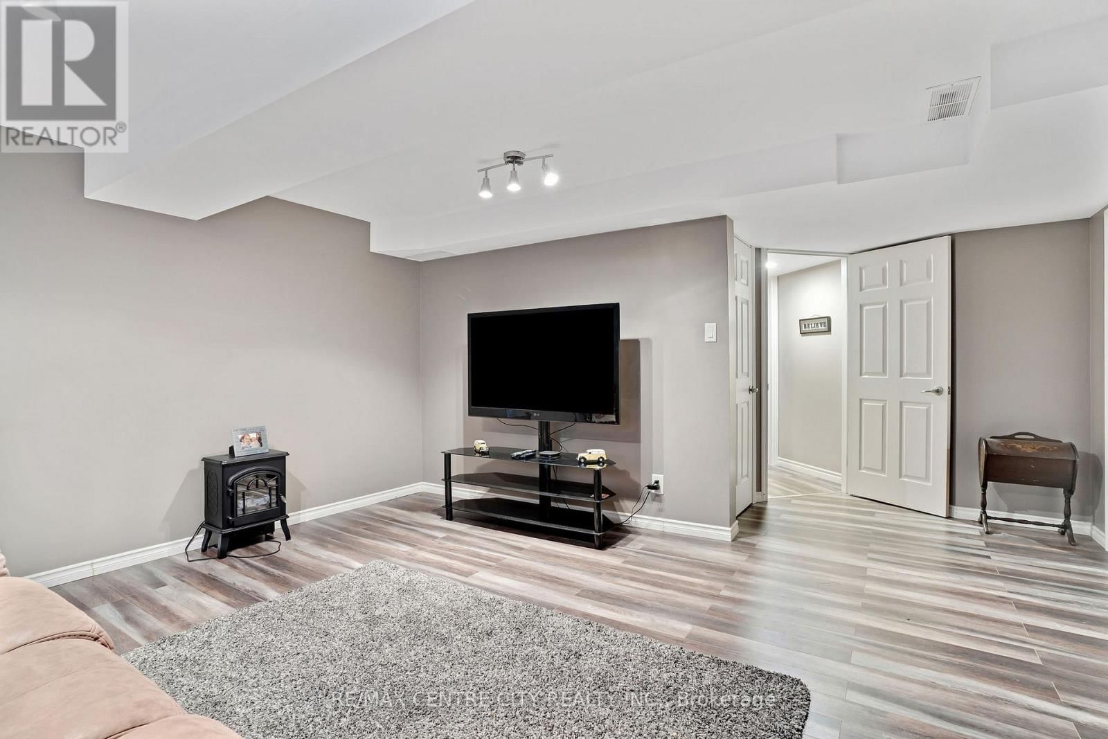 4 - 214 SNYDER'S ROAD EAST Image 35