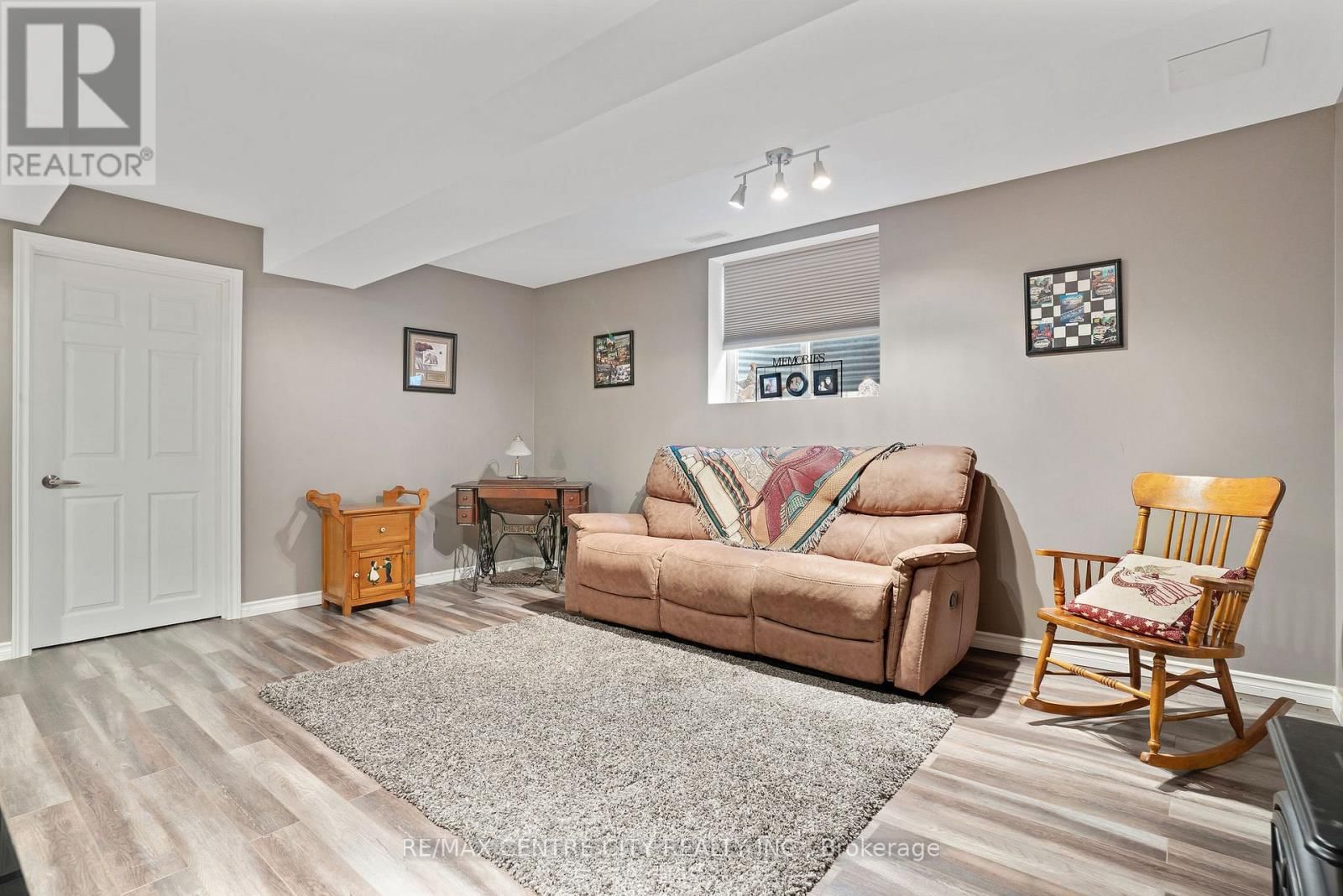 4 - 214 SNYDER'S ROAD EAST Image 37