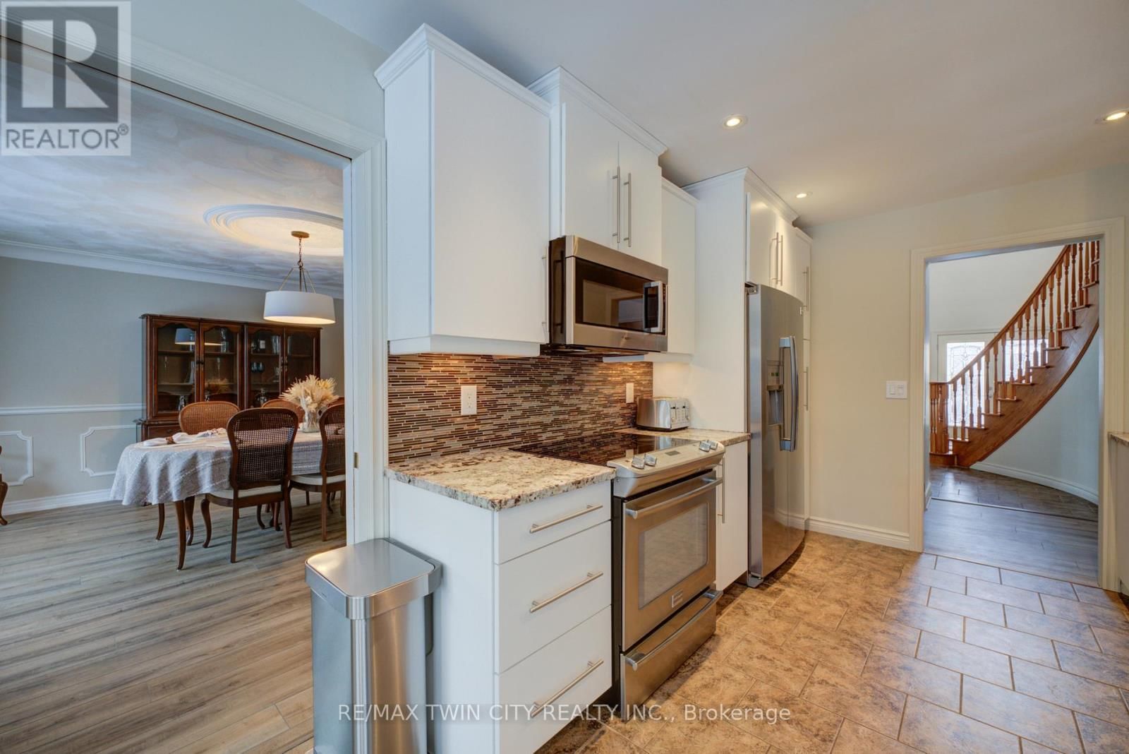 9 SCARFE GARDENS Image 10