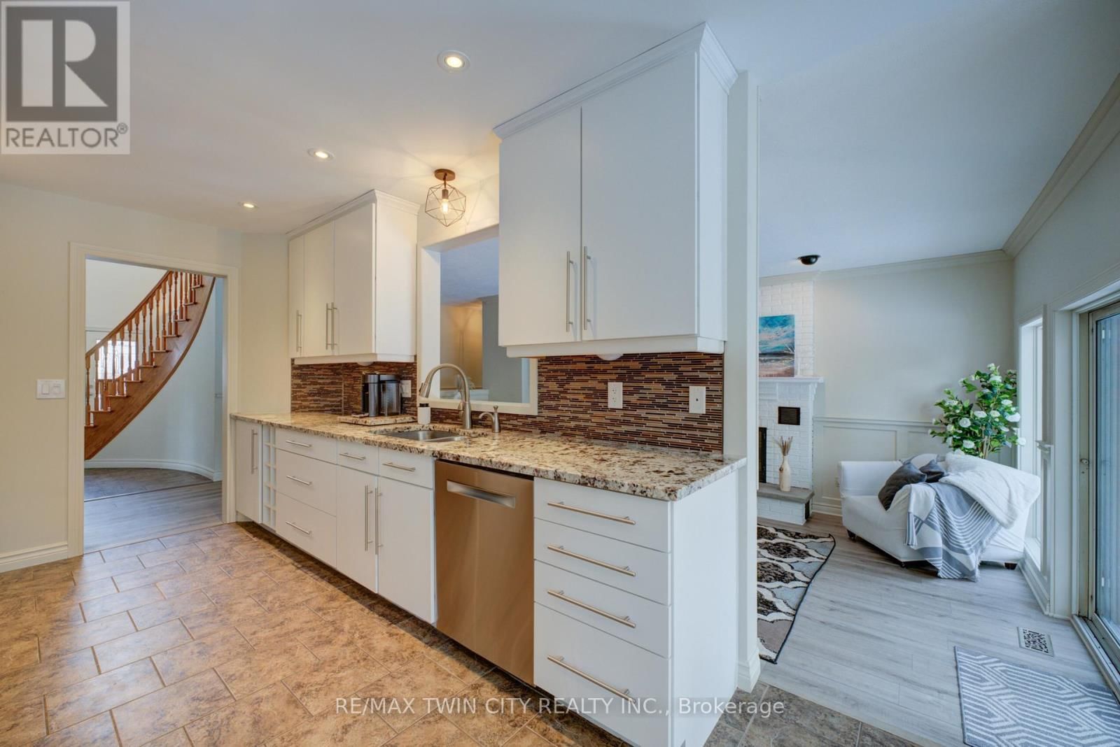 9 SCARFE GARDENS Image 11