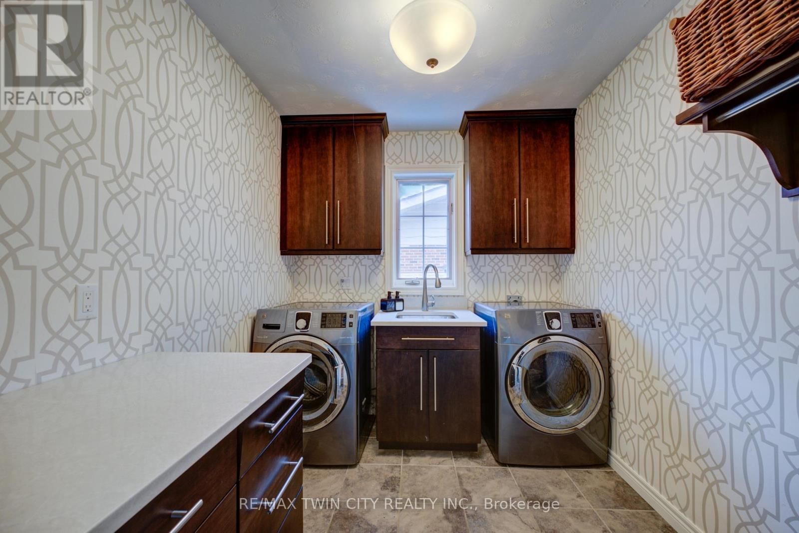 9 SCARFE GARDENS Image 17