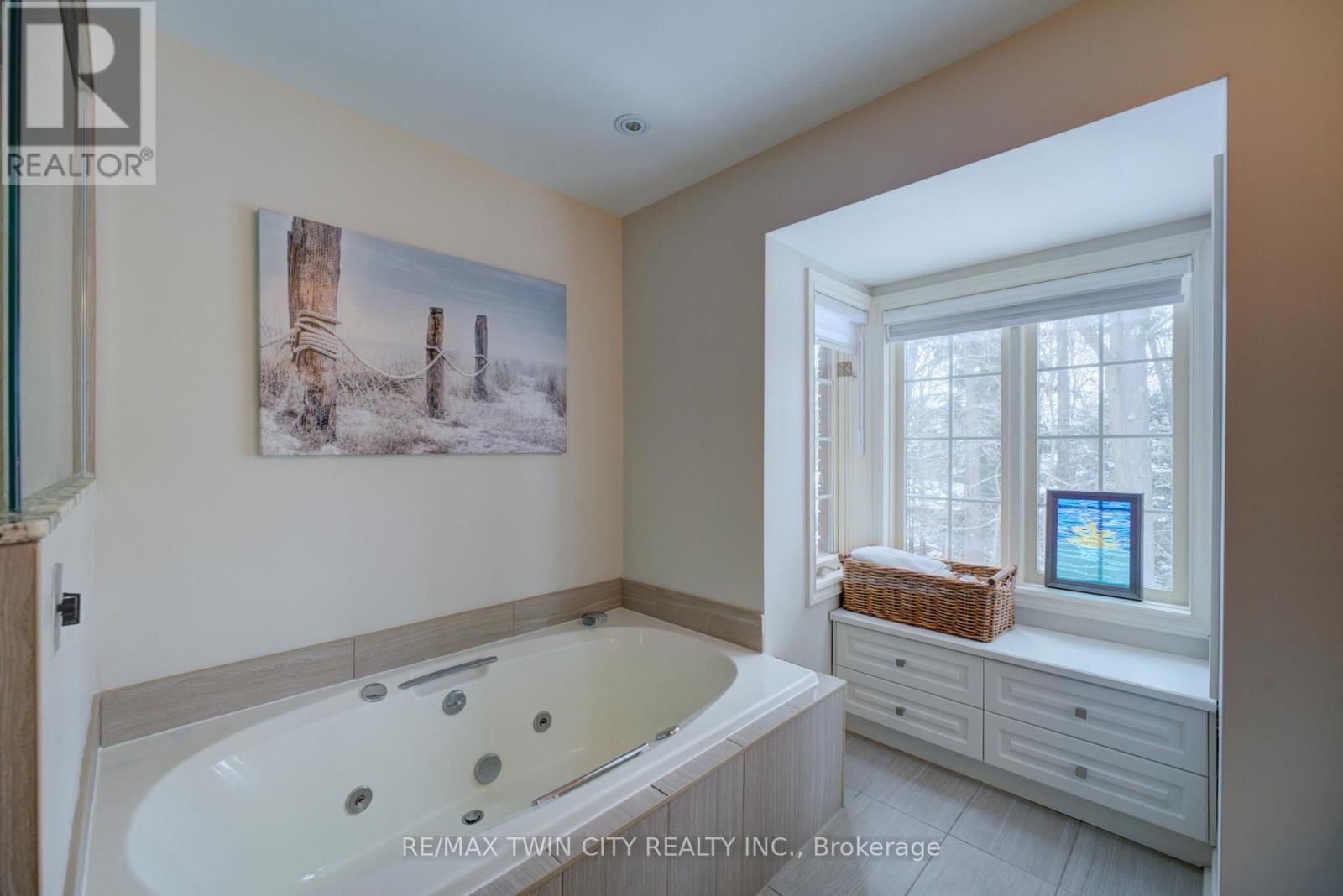 9 SCARFE GARDENS Image 24