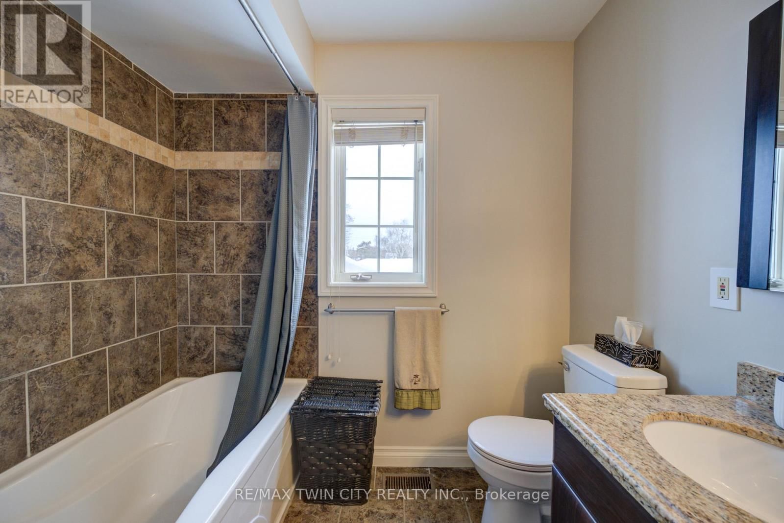 9 SCARFE GARDENS Image 31