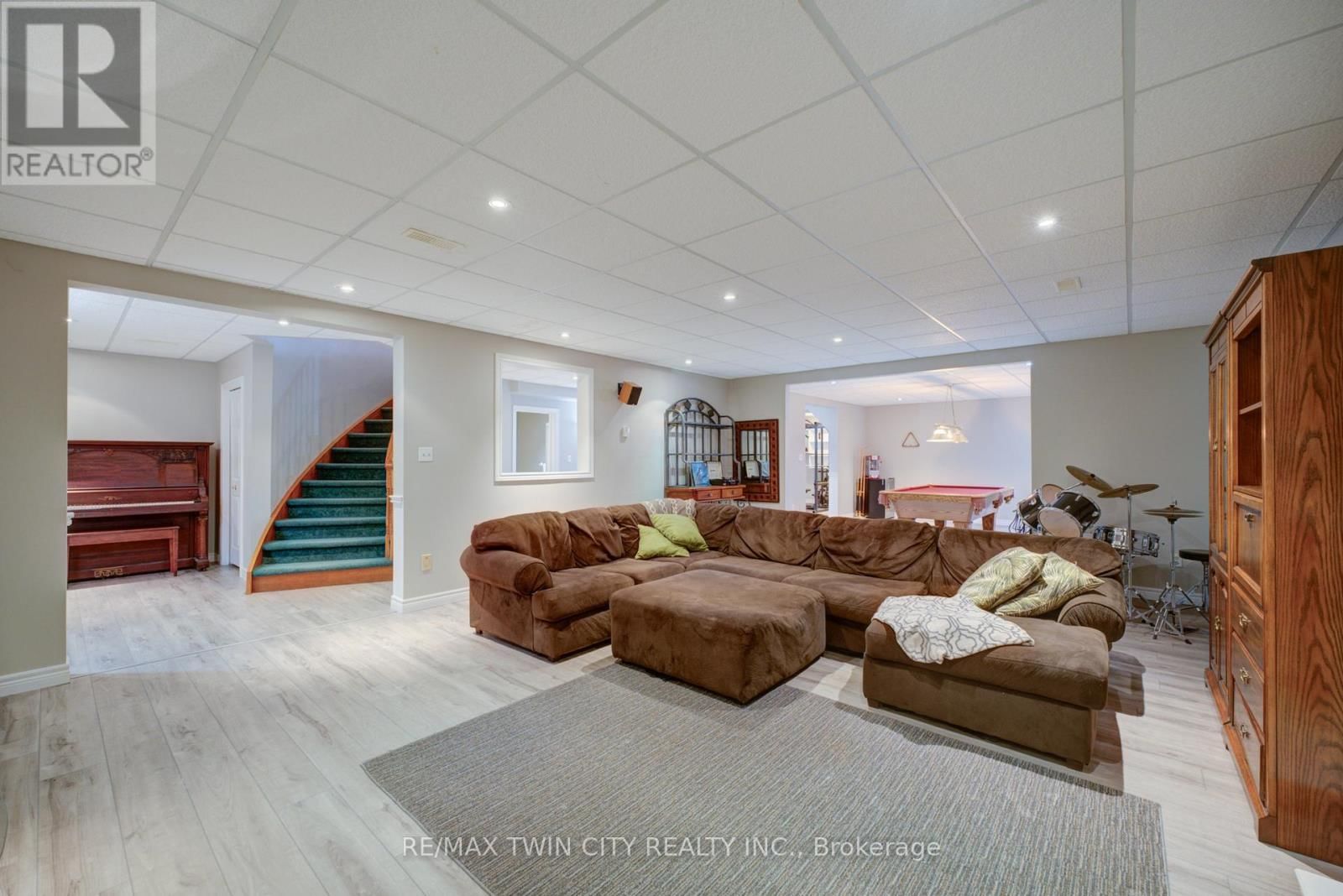 9 SCARFE GARDENS Image 32