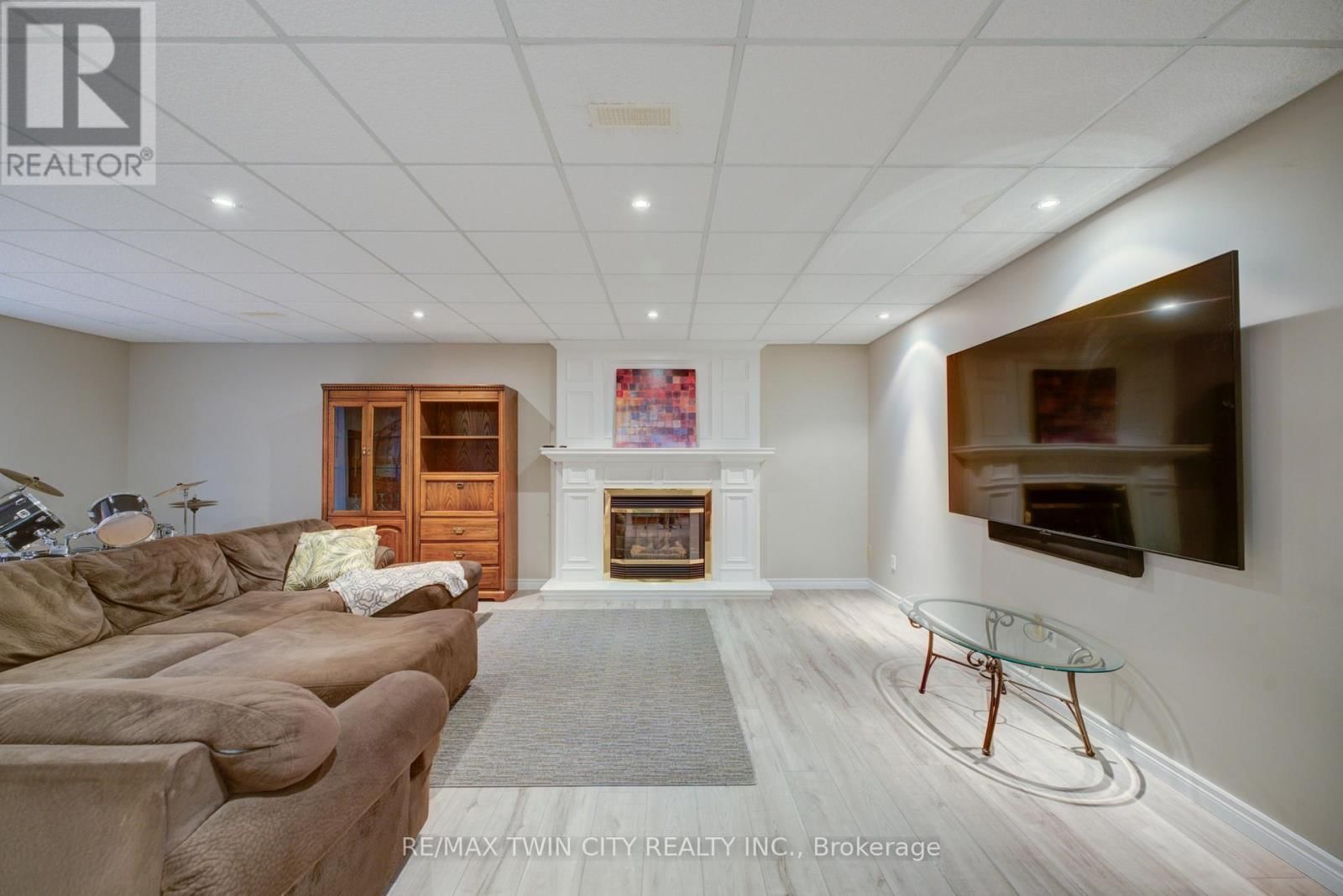 9 SCARFE GARDENS Image 33