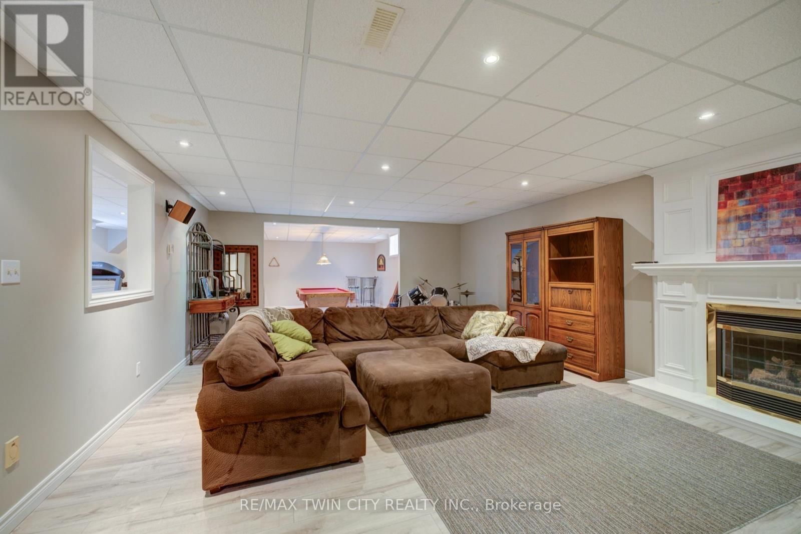 9 SCARFE GARDENS Image 34