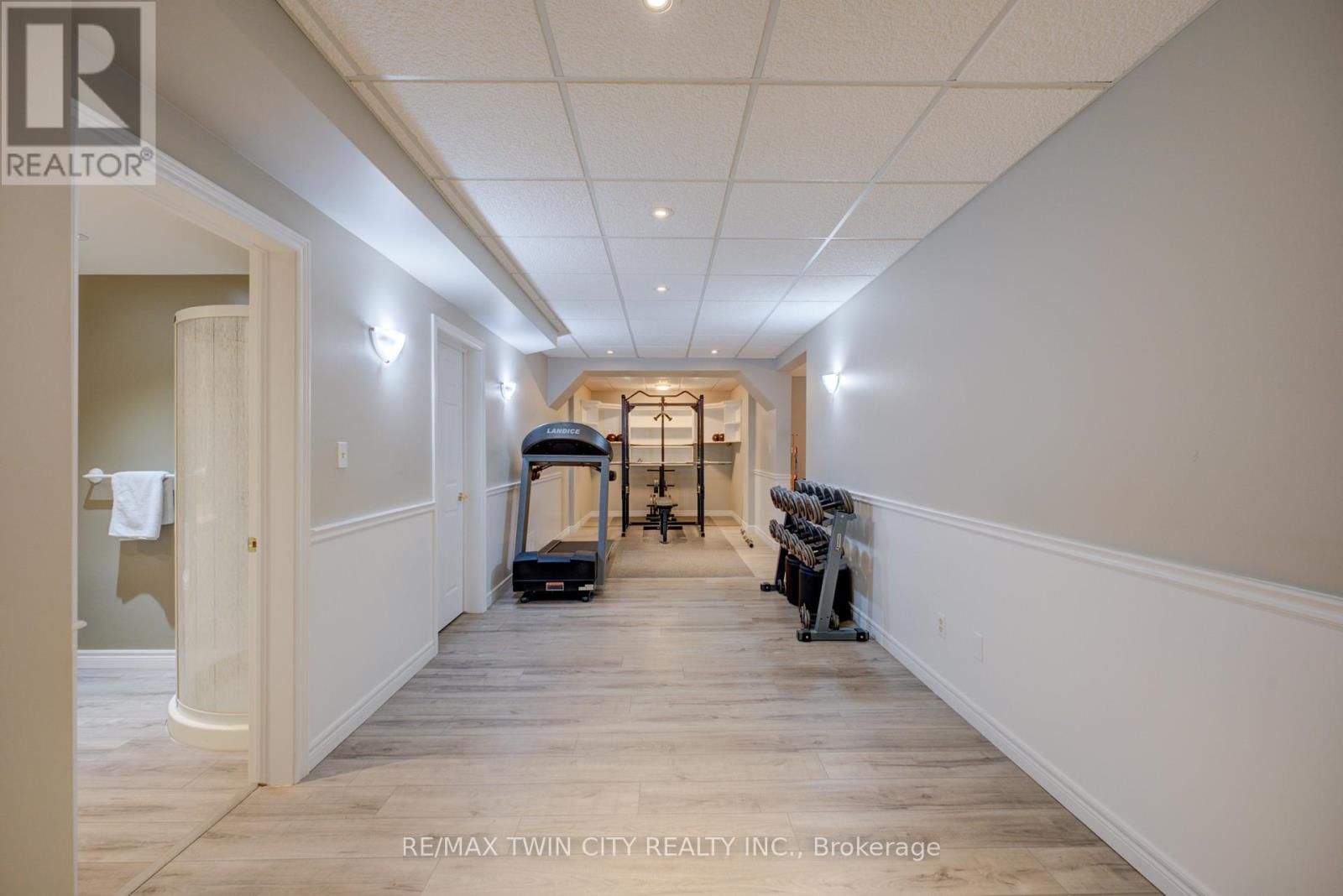 9 SCARFE GARDENS Image 36