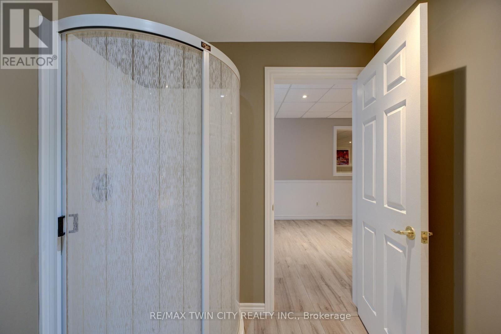 9 SCARFE GARDENS Image 39