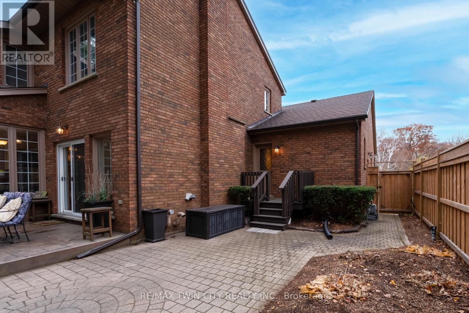 9 SCARFE GARDENS Image 41