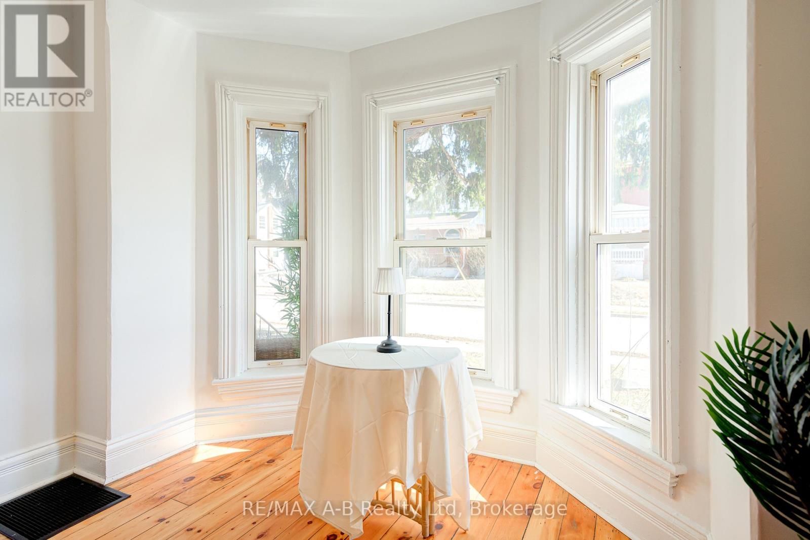 246 WELLINGTON STREET Image 15