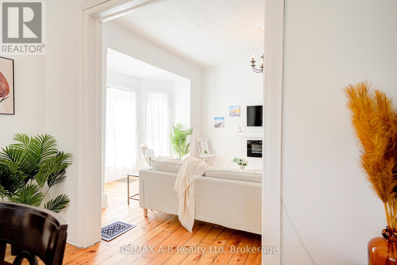 246 WELLINGTON STREET Image 18