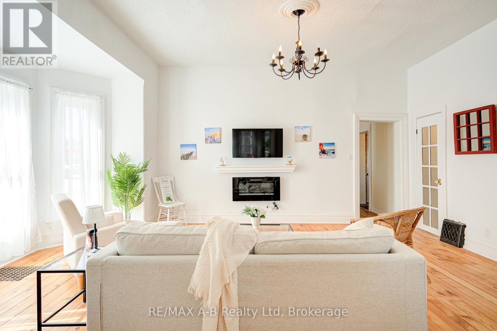 246 WELLINGTON STREET Image 19