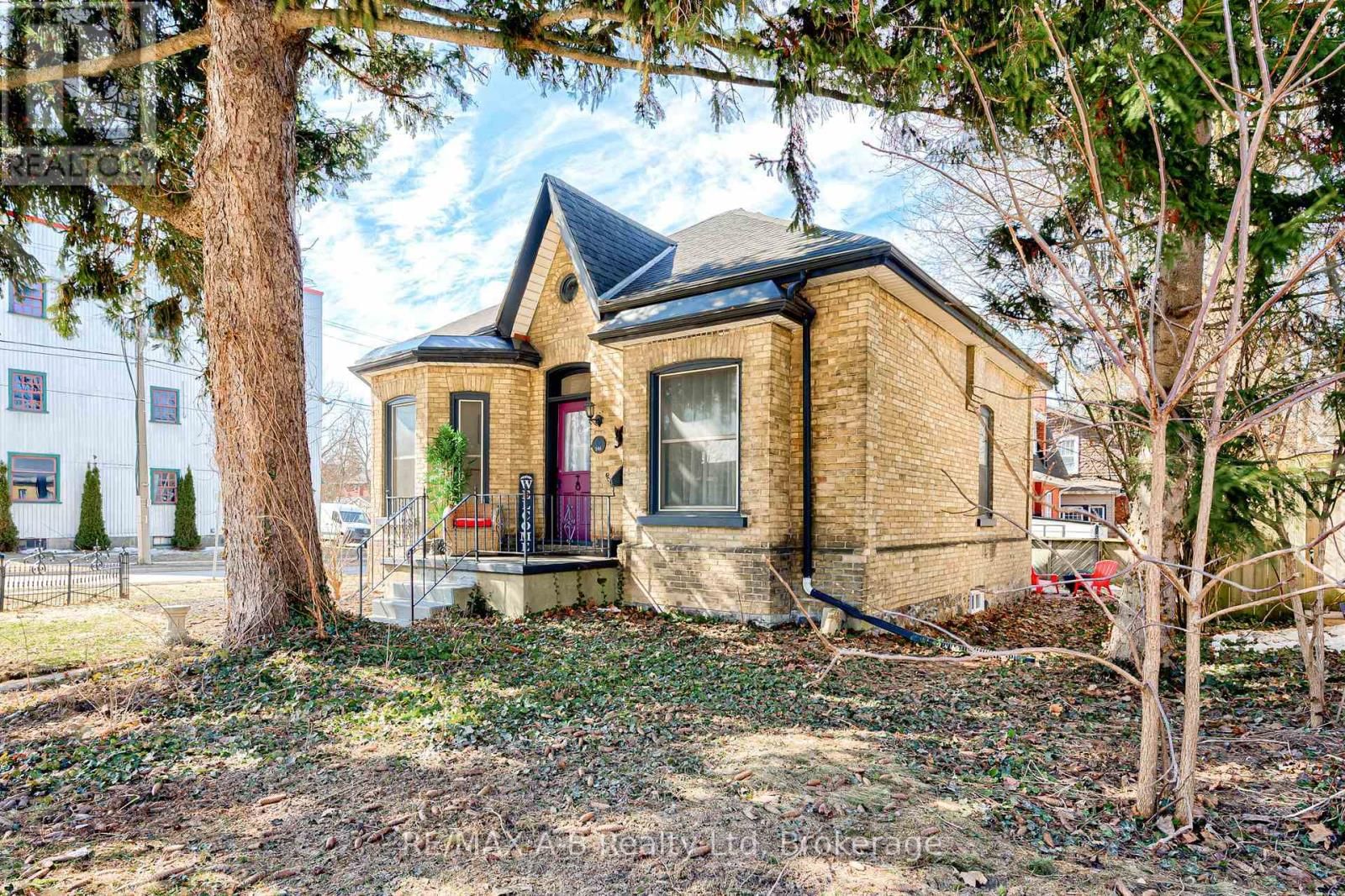 246 WELLINGTON STREET Image 2