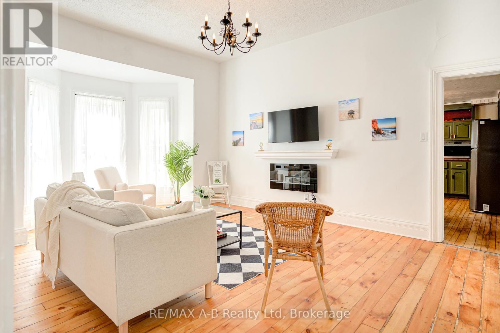 246 WELLINGTON STREET Image 22