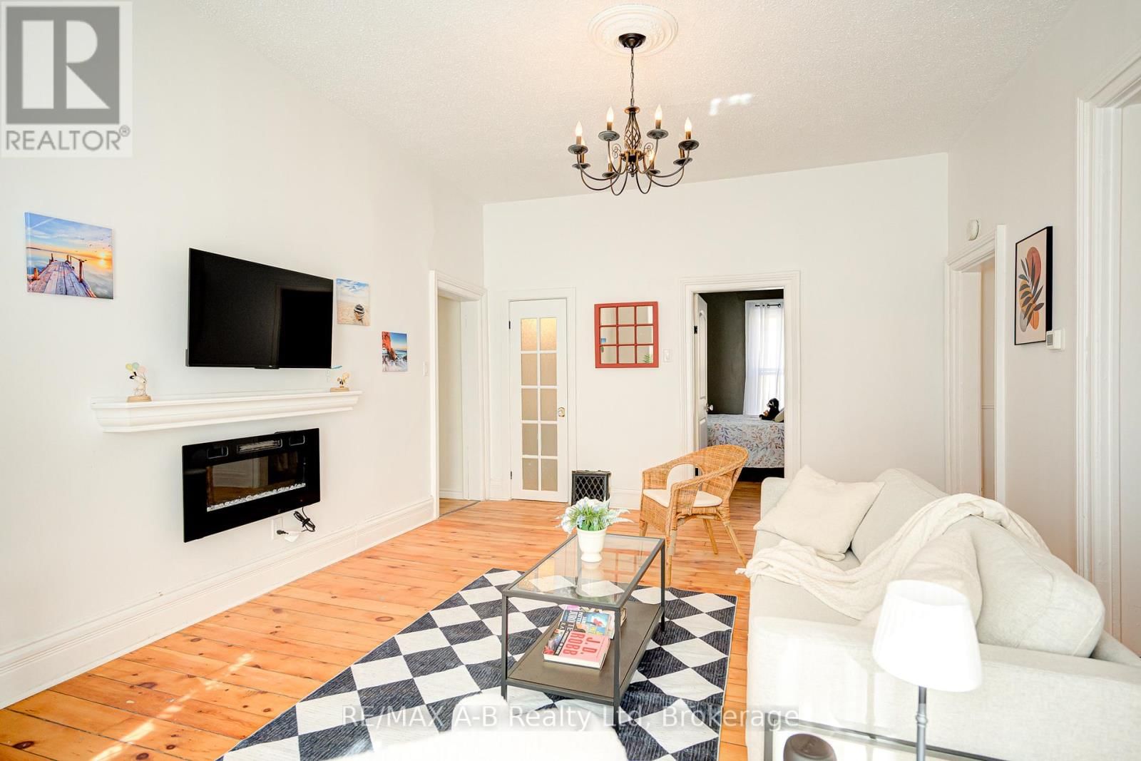 246 WELLINGTON STREET Image 23