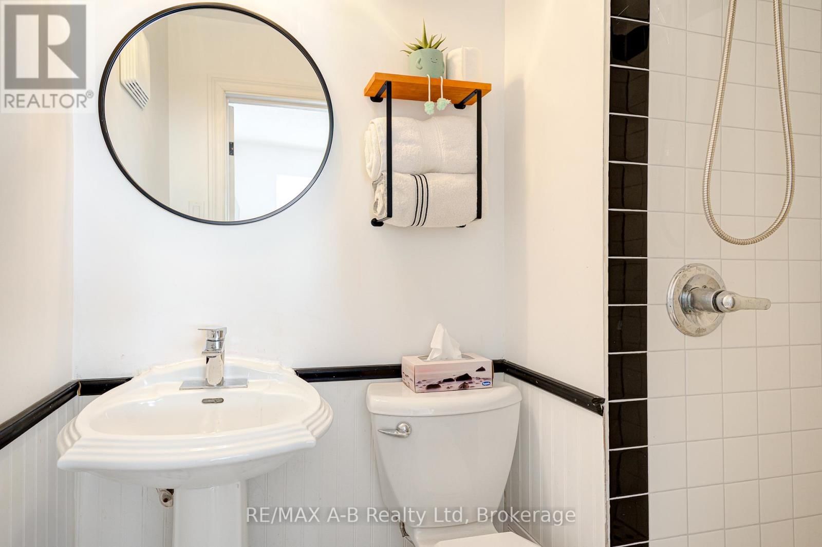 246 WELLINGTON STREET Image 24