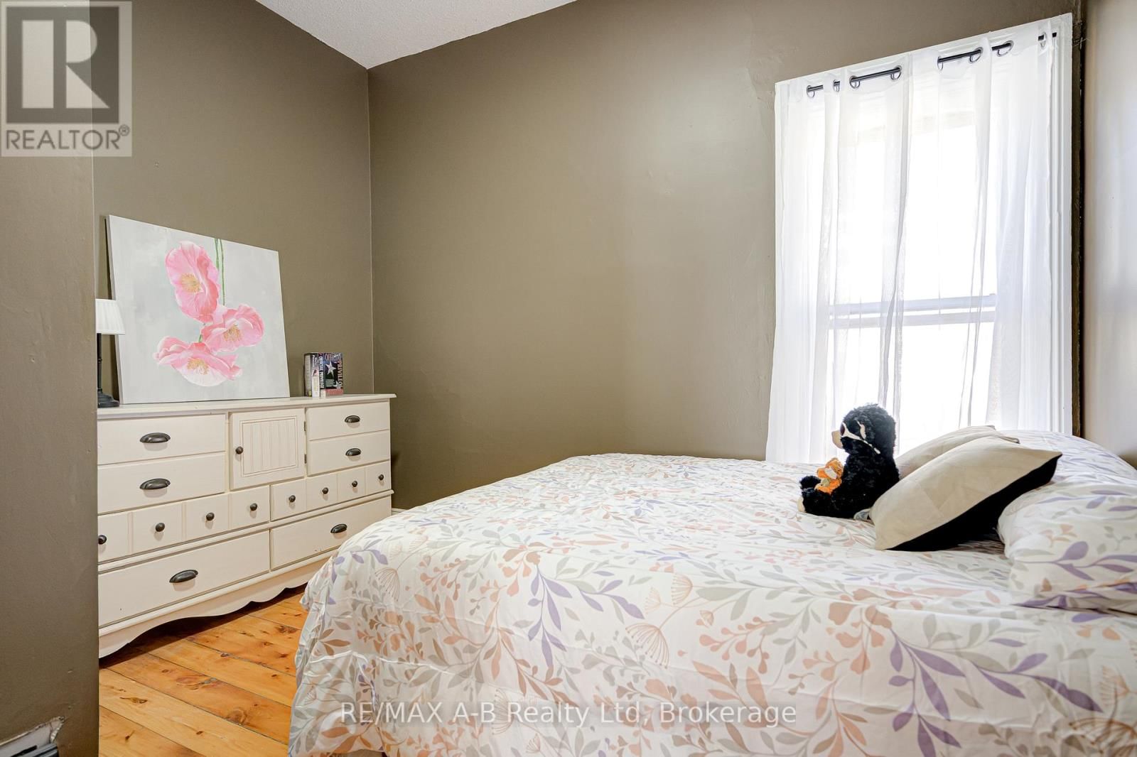 246 WELLINGTON STREET Image 27