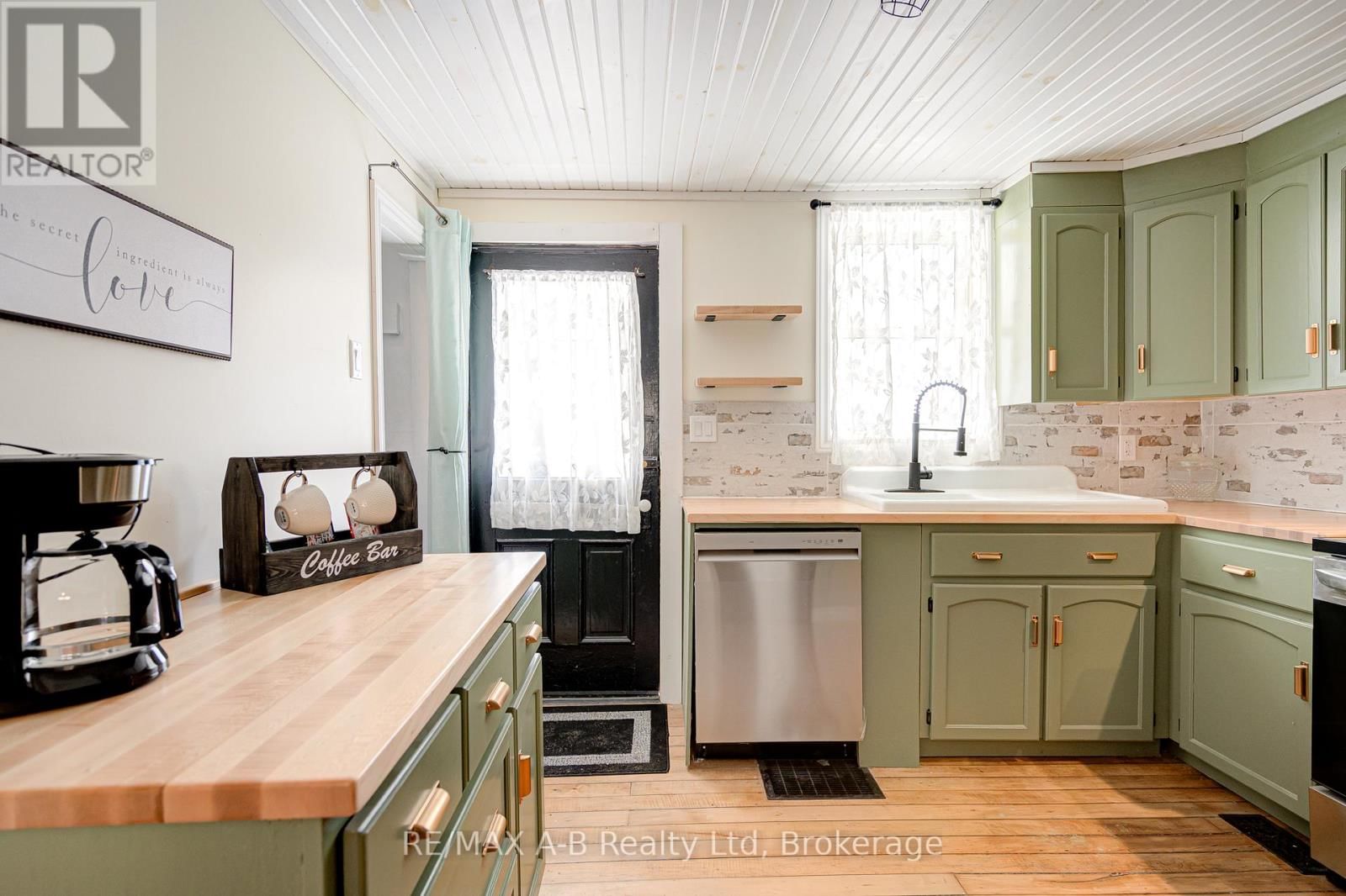 246 WELLINGTON STREET Image 33