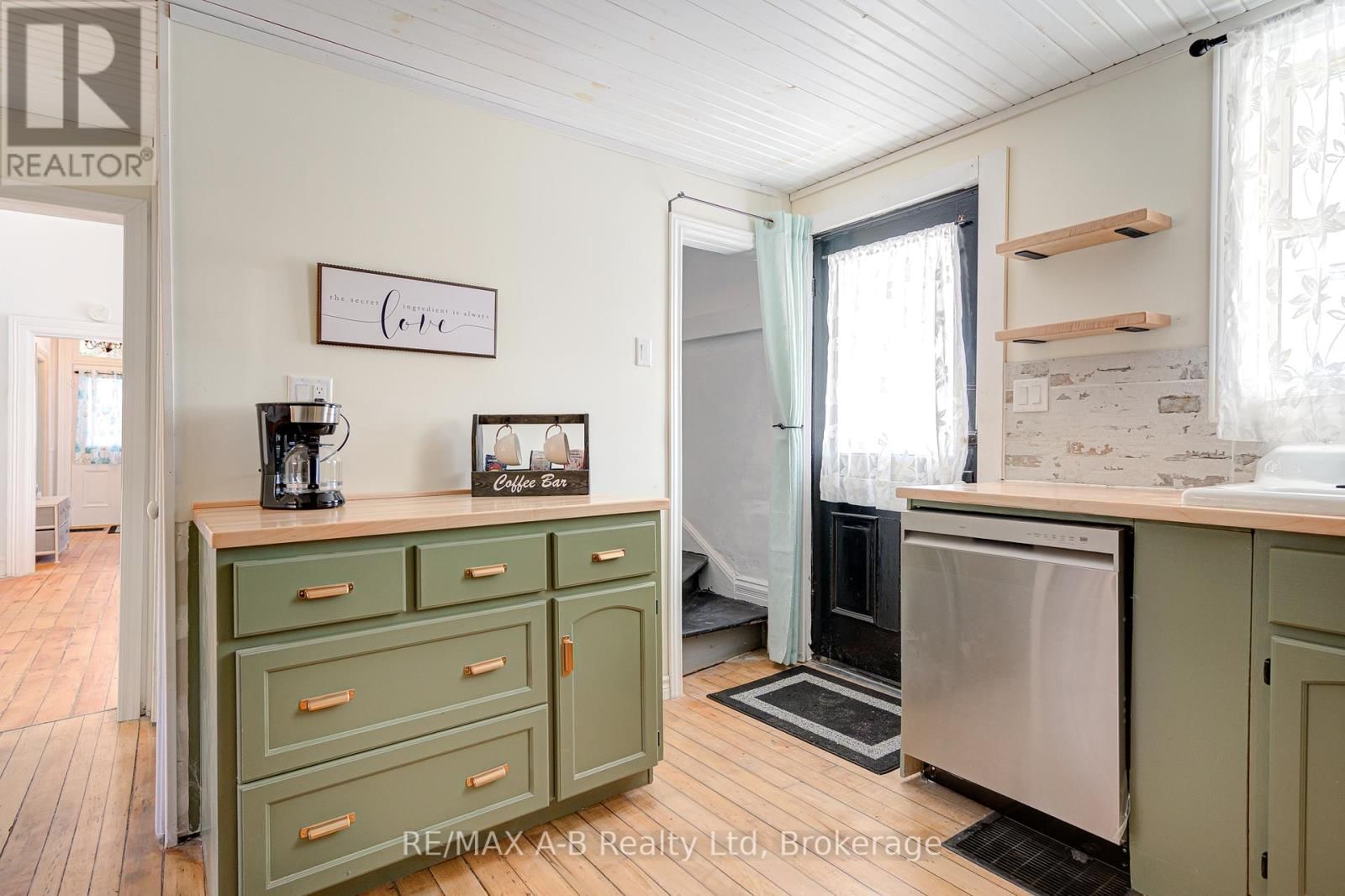 246 WELLINGTON STREET Image 37