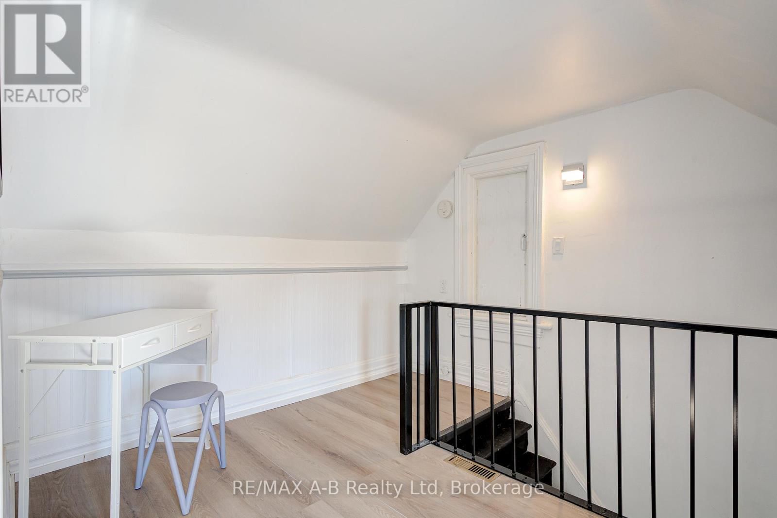 246 WELLINGTON STREET Image 38