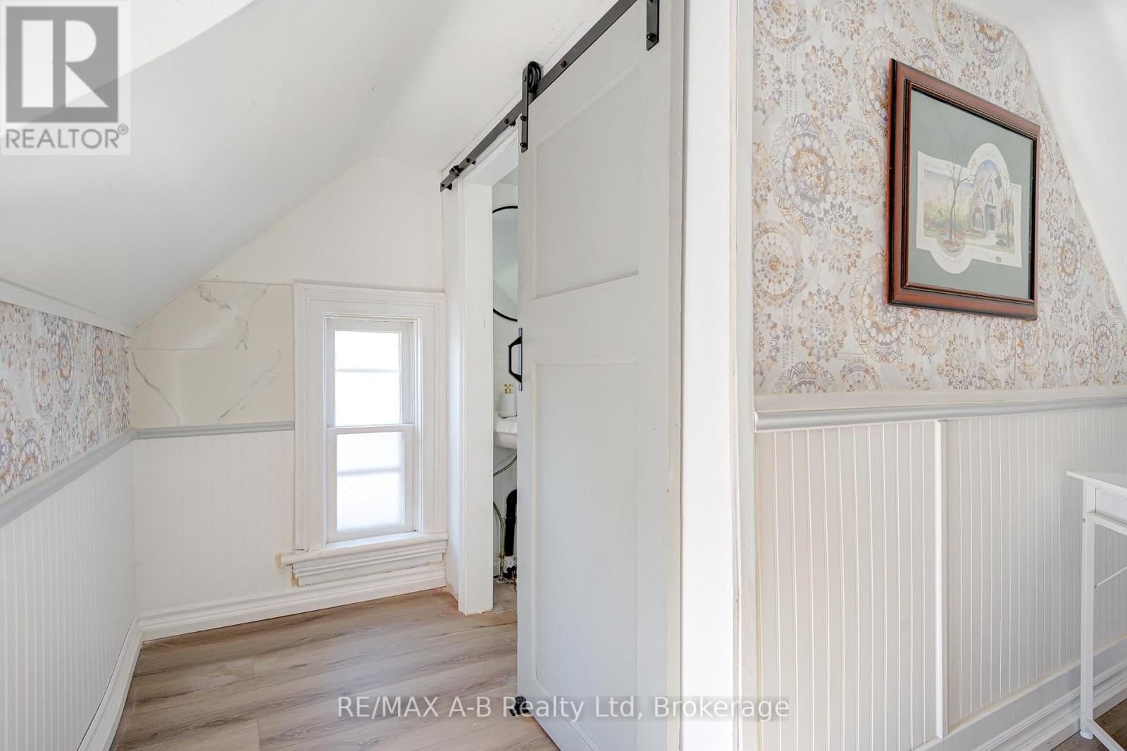 246 WELLINGTON STREET Image 40