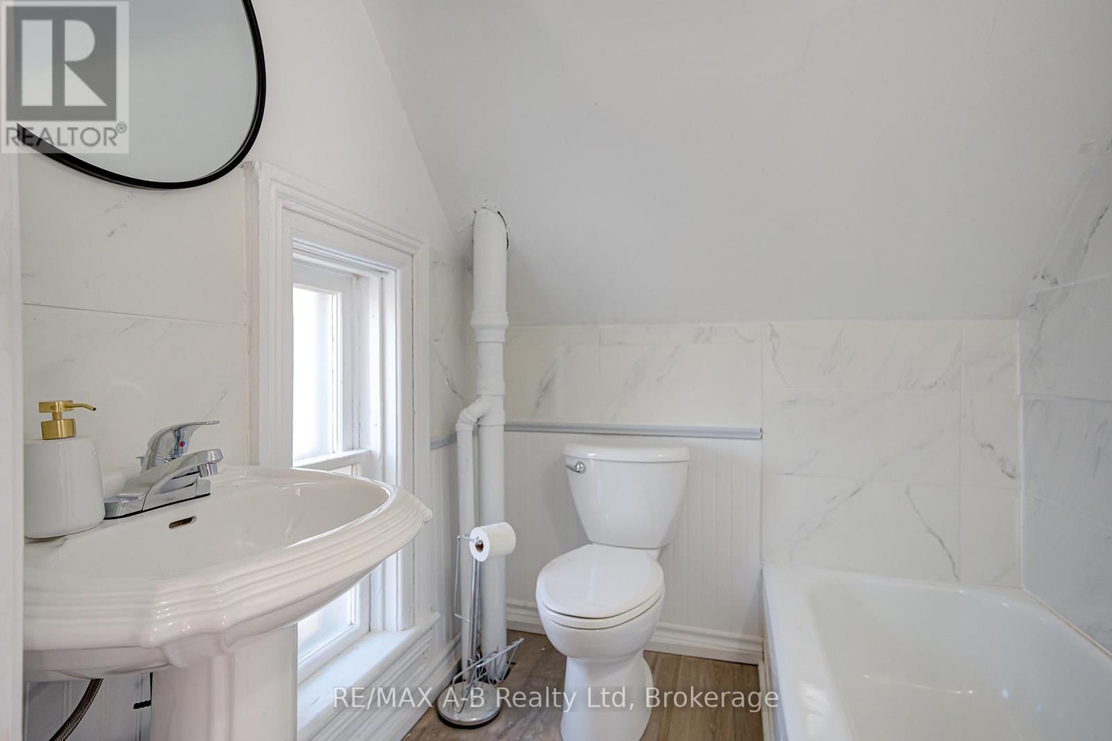 246 WELLINGTON STREET Image 41