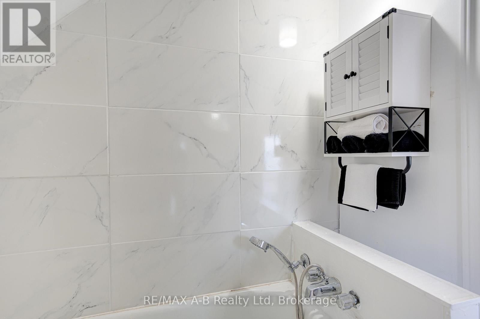 246 WELLINGTON STREET Image 42