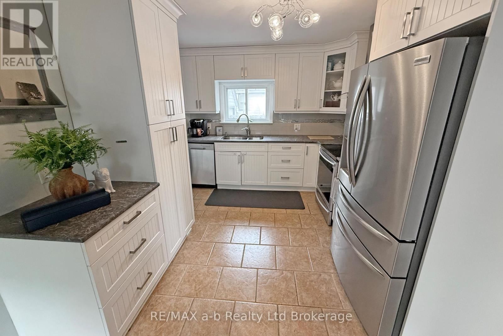 100 EAST PARK DRIVE Image 18