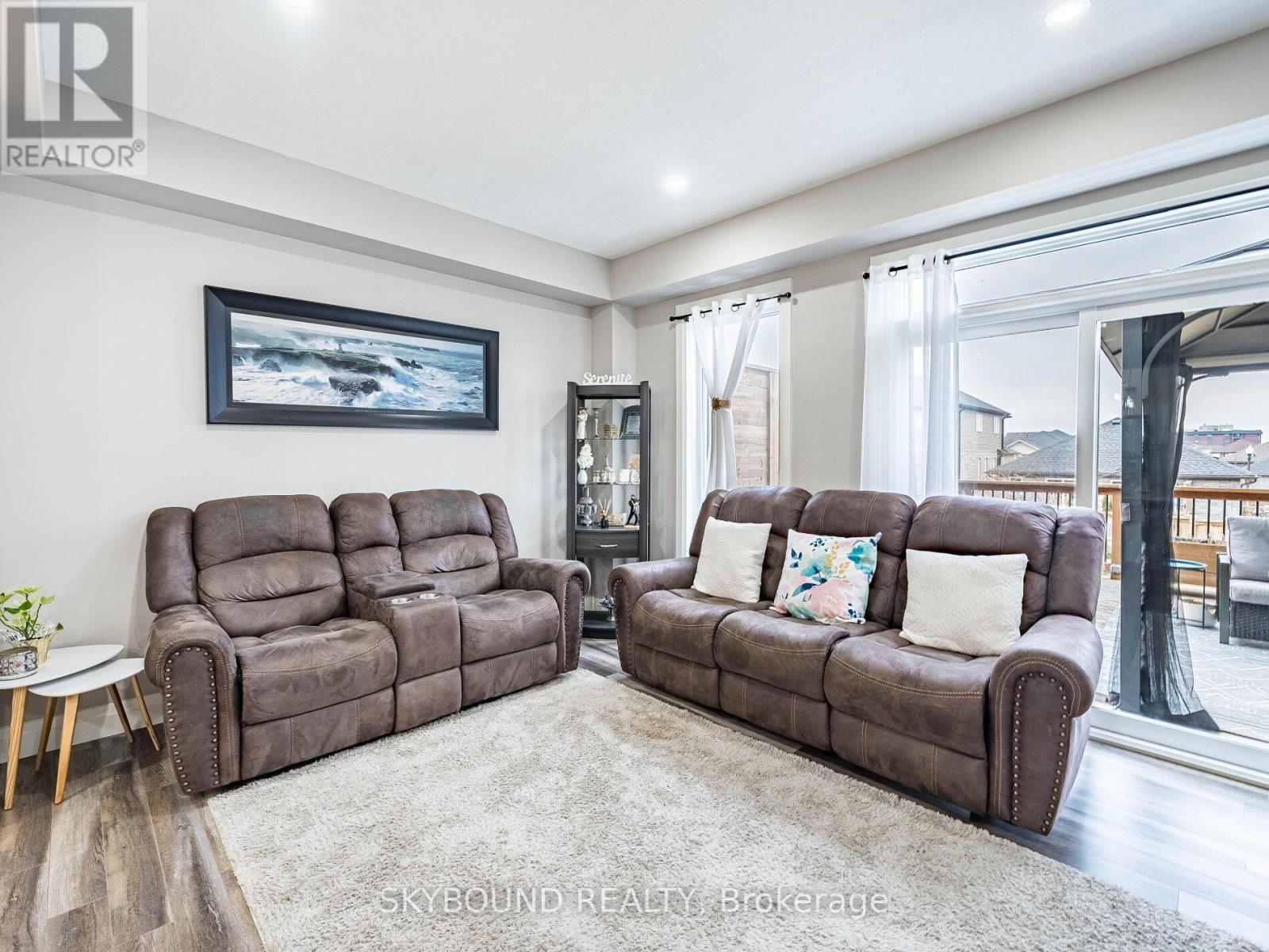 110 LINKS CRESCENT Image 18