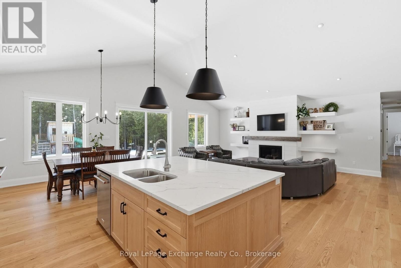 185 LOUISE CREEK CRESCENT Image 16