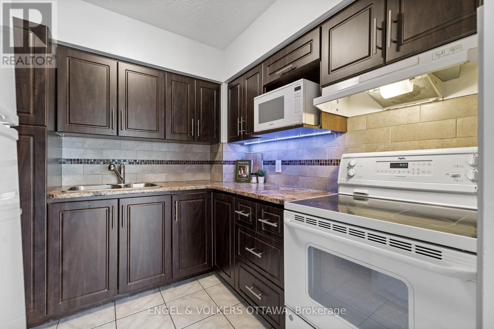 303 - 158A MCARTHUR AVENUE Image 10