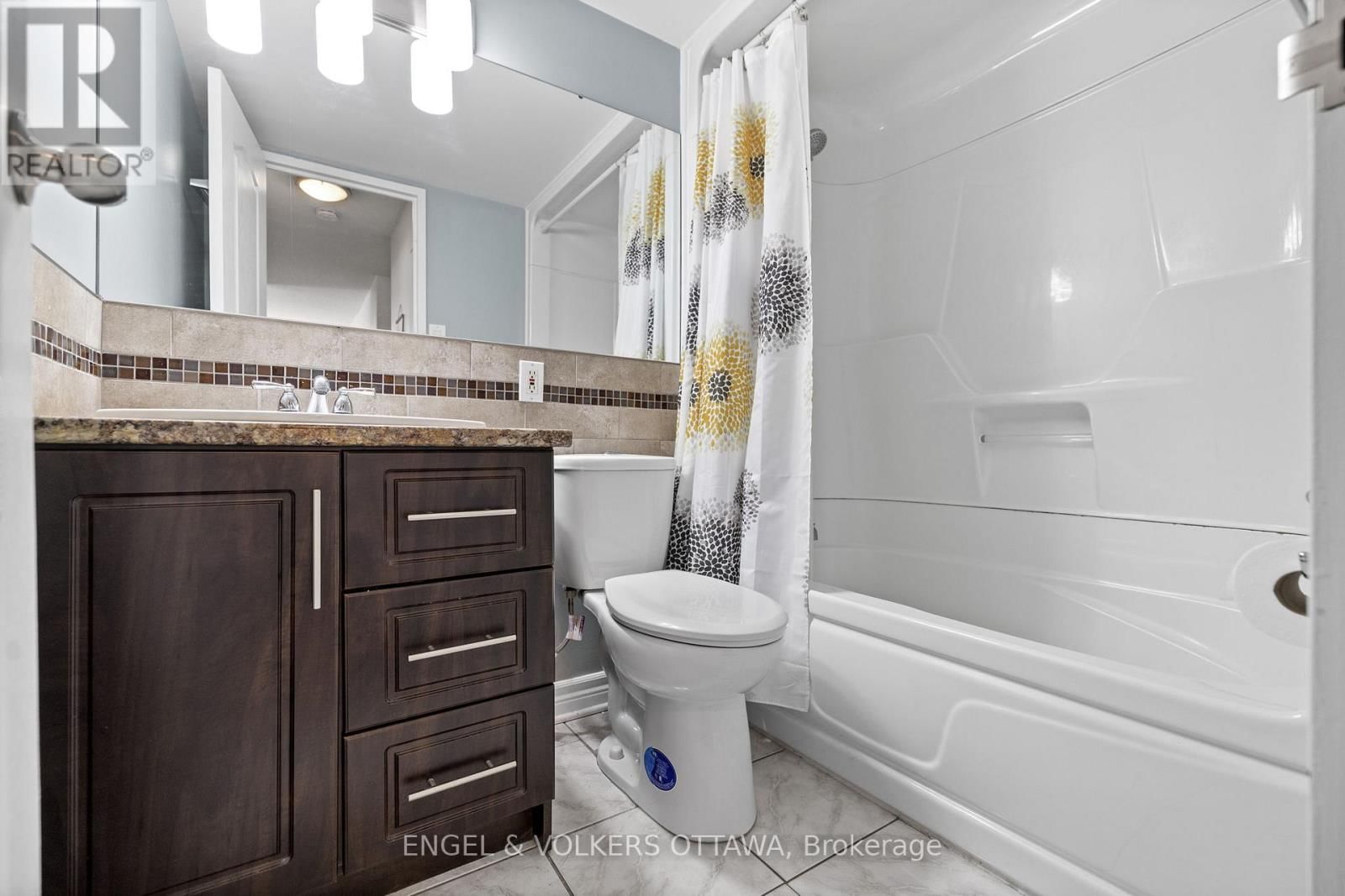 303 - 158A MCARTHUR AVENUE Image 16