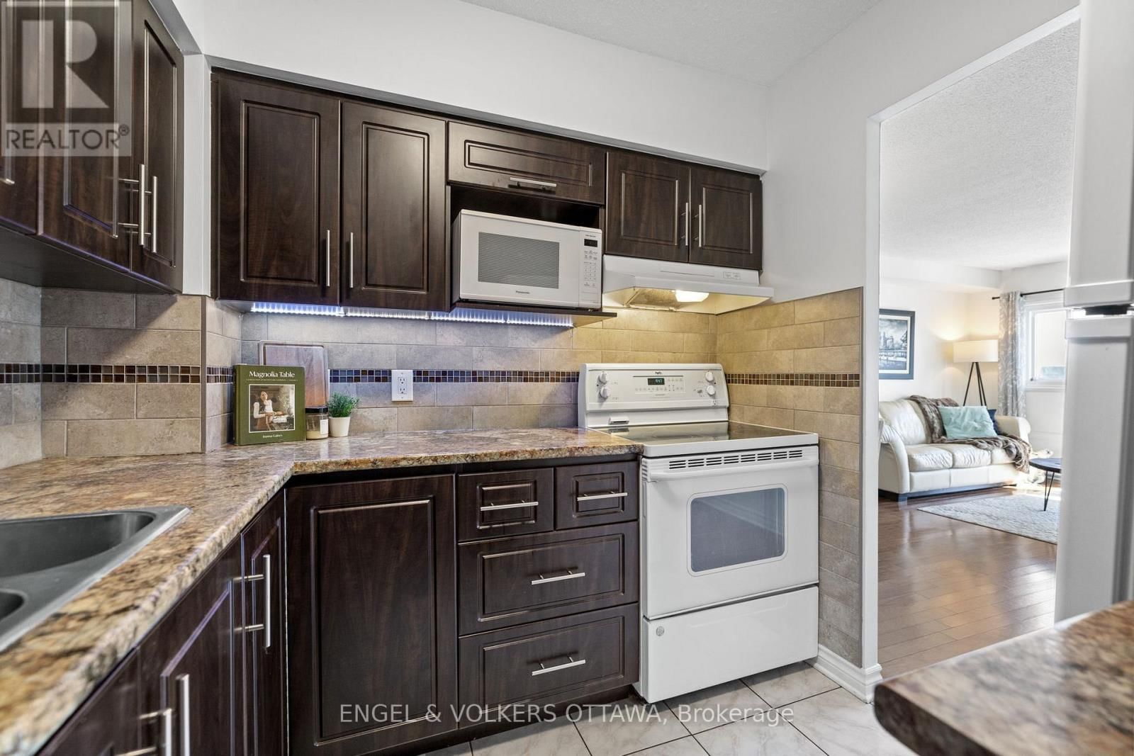 303 - 158A MCARTHUR AVENUE Image 8