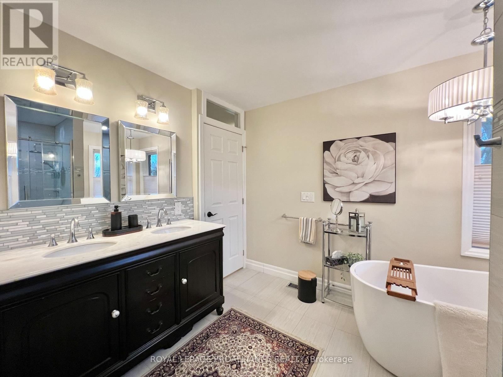 20 GEORGIAN COURT Image 33