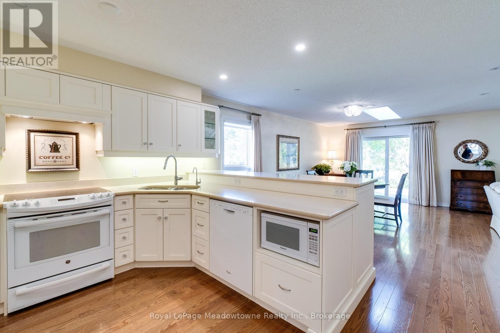 20 ARBORDALE WALK Image 22