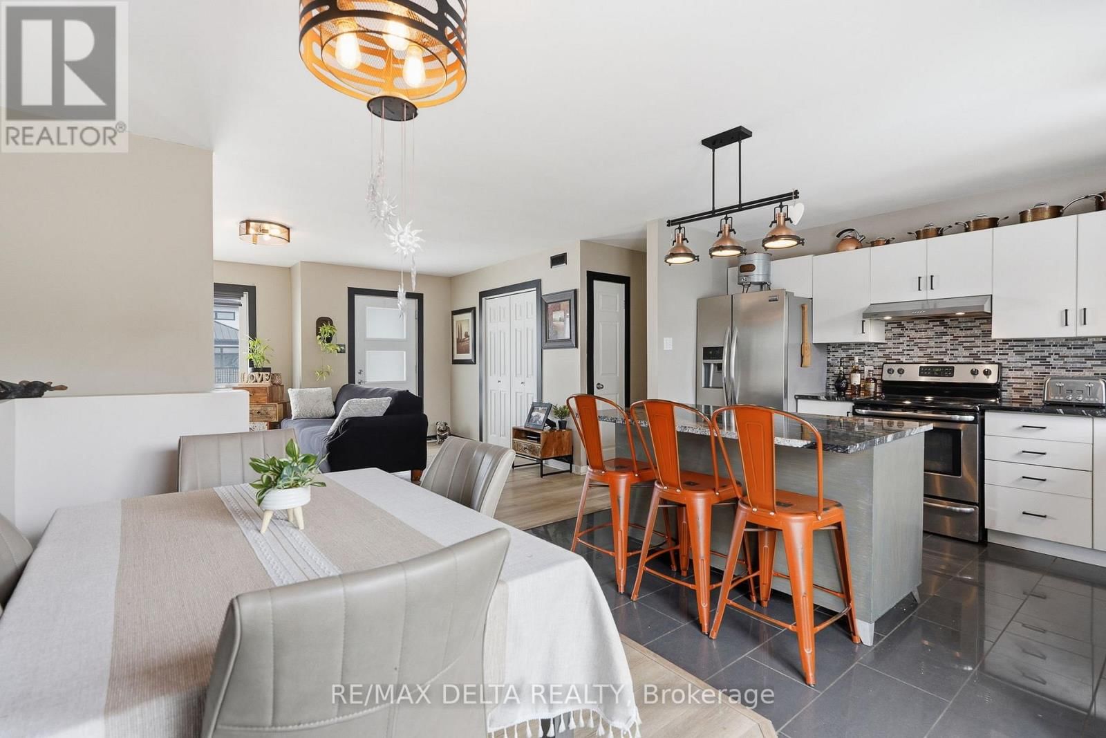 60 RICHARD STREET Image 9