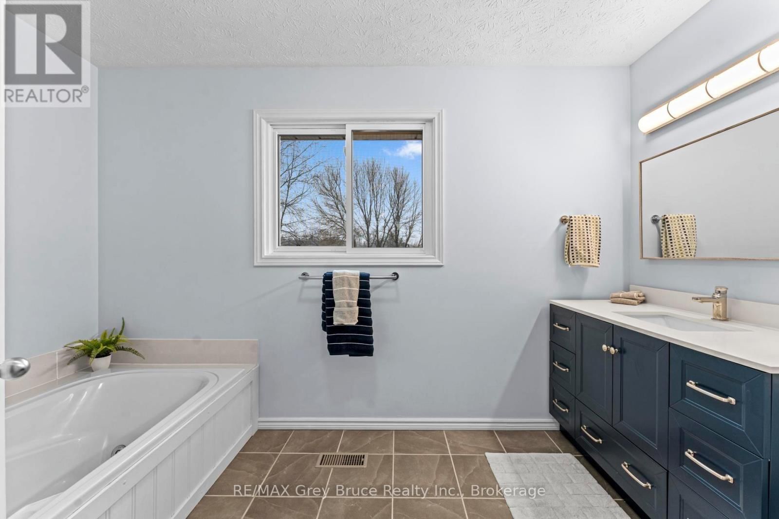 112 MARY AVENUE Image 23