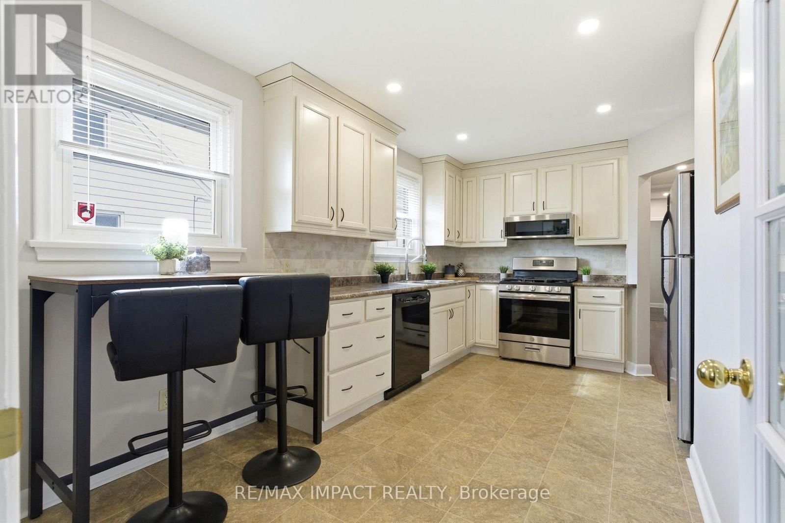 577 SINCLAIR STREET Image 15