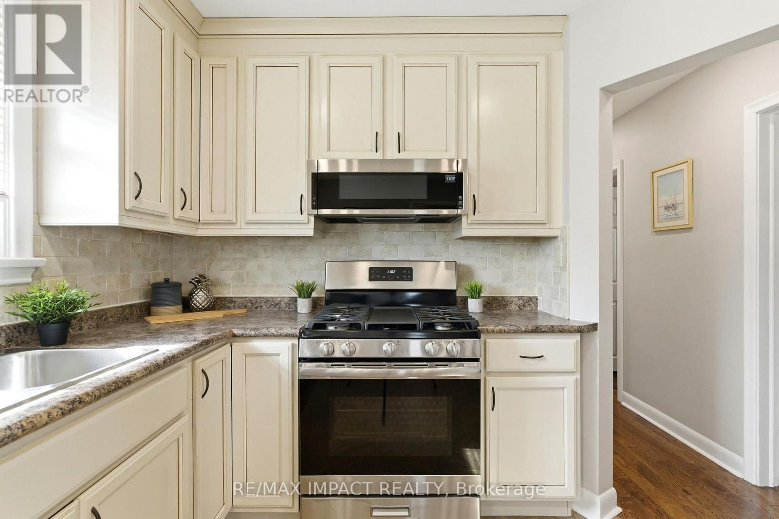 577 SINCLAIR STREET Image 16