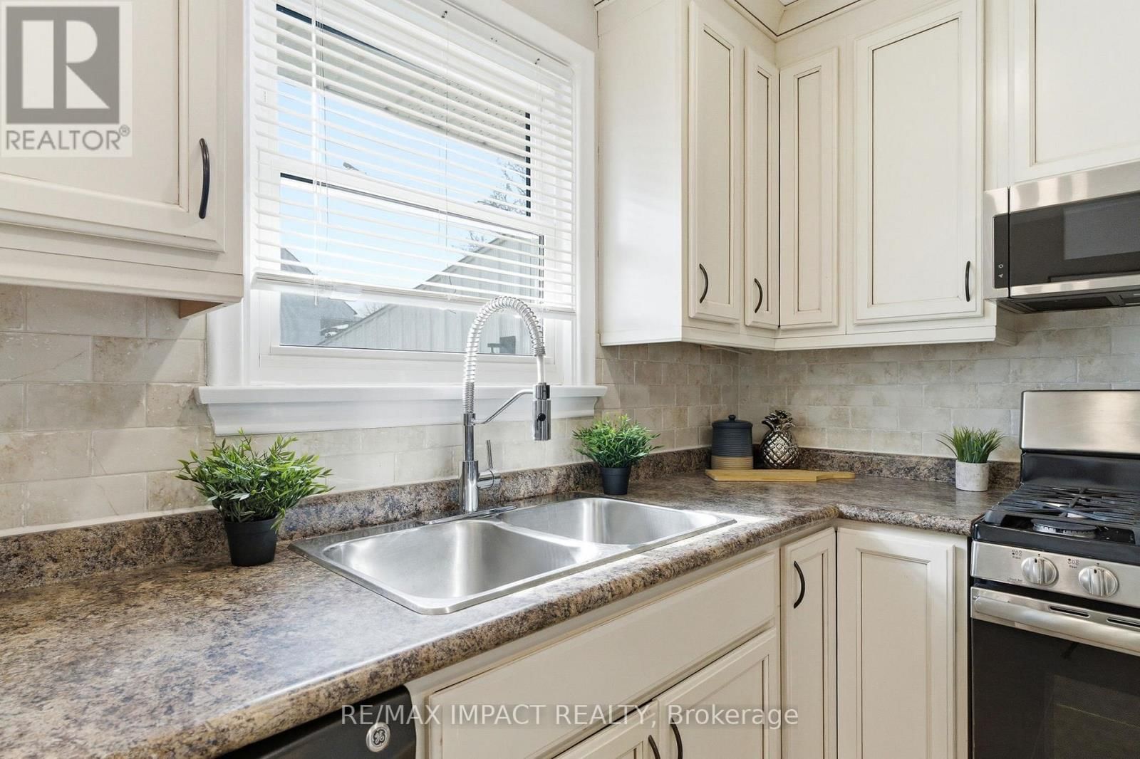 577 SINCLAIR STREET Image 17