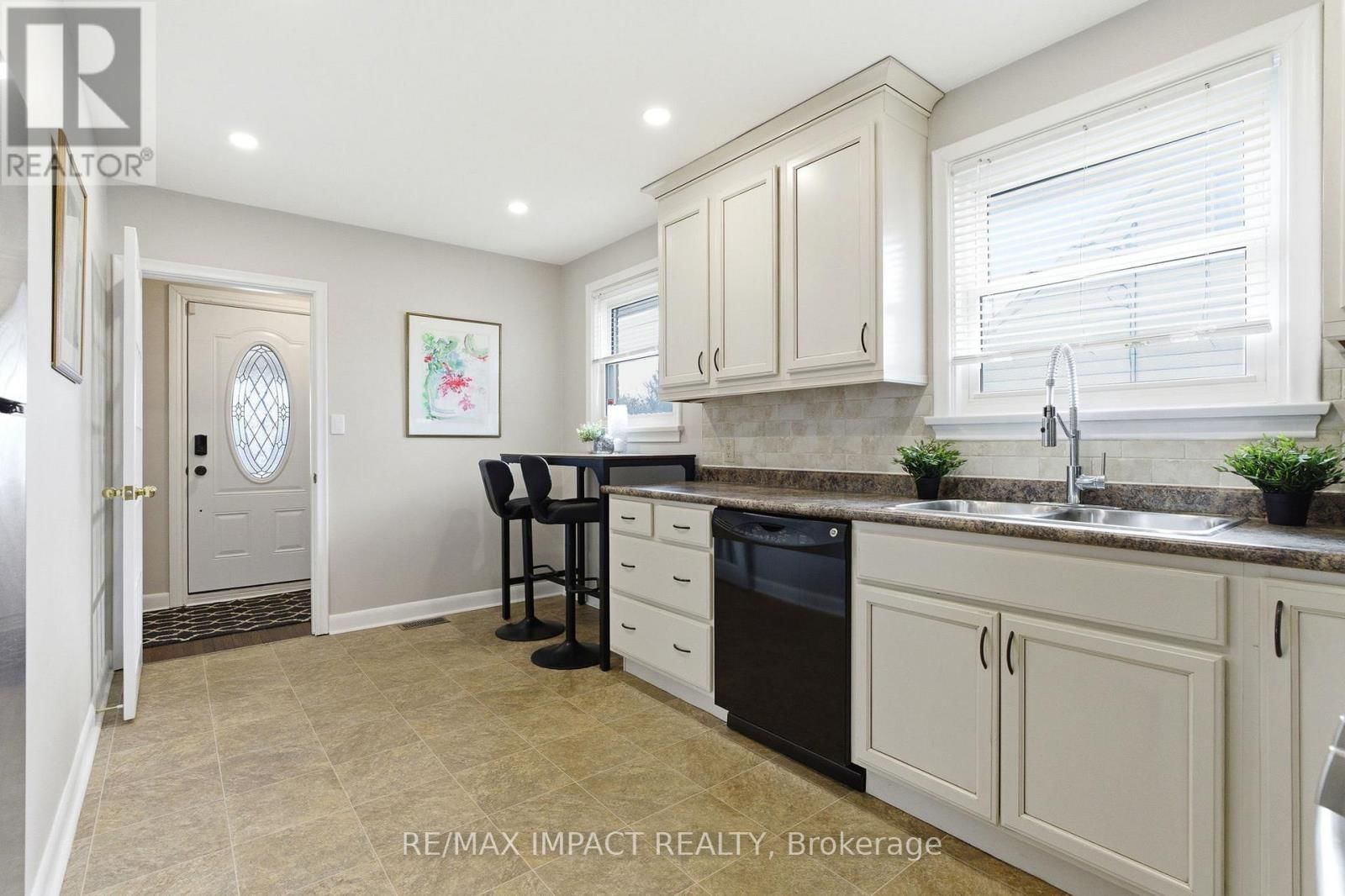 577 SINCLAIR STREET Image 18