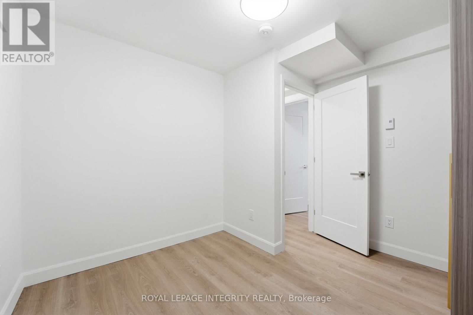 B - 2291 BADGER CRESCENT Image 16