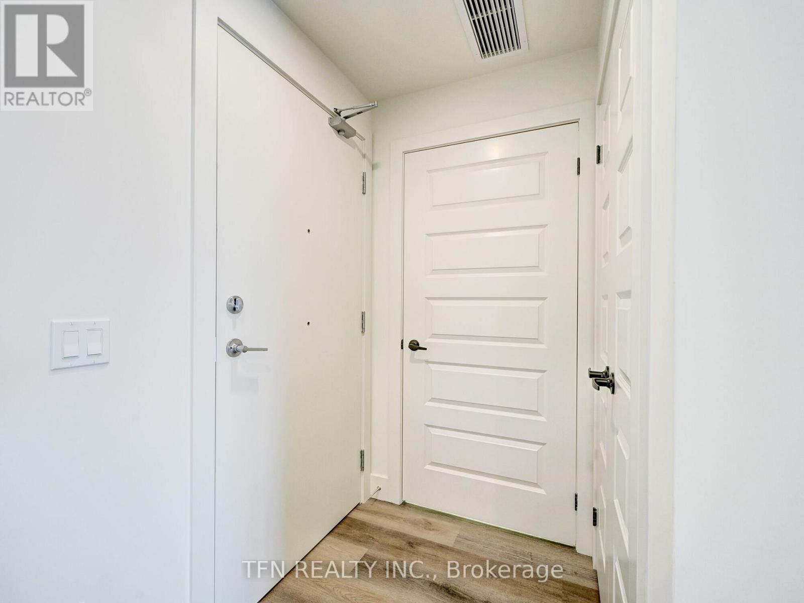 307 - 107 ROGERS STREET NORTH Image 10