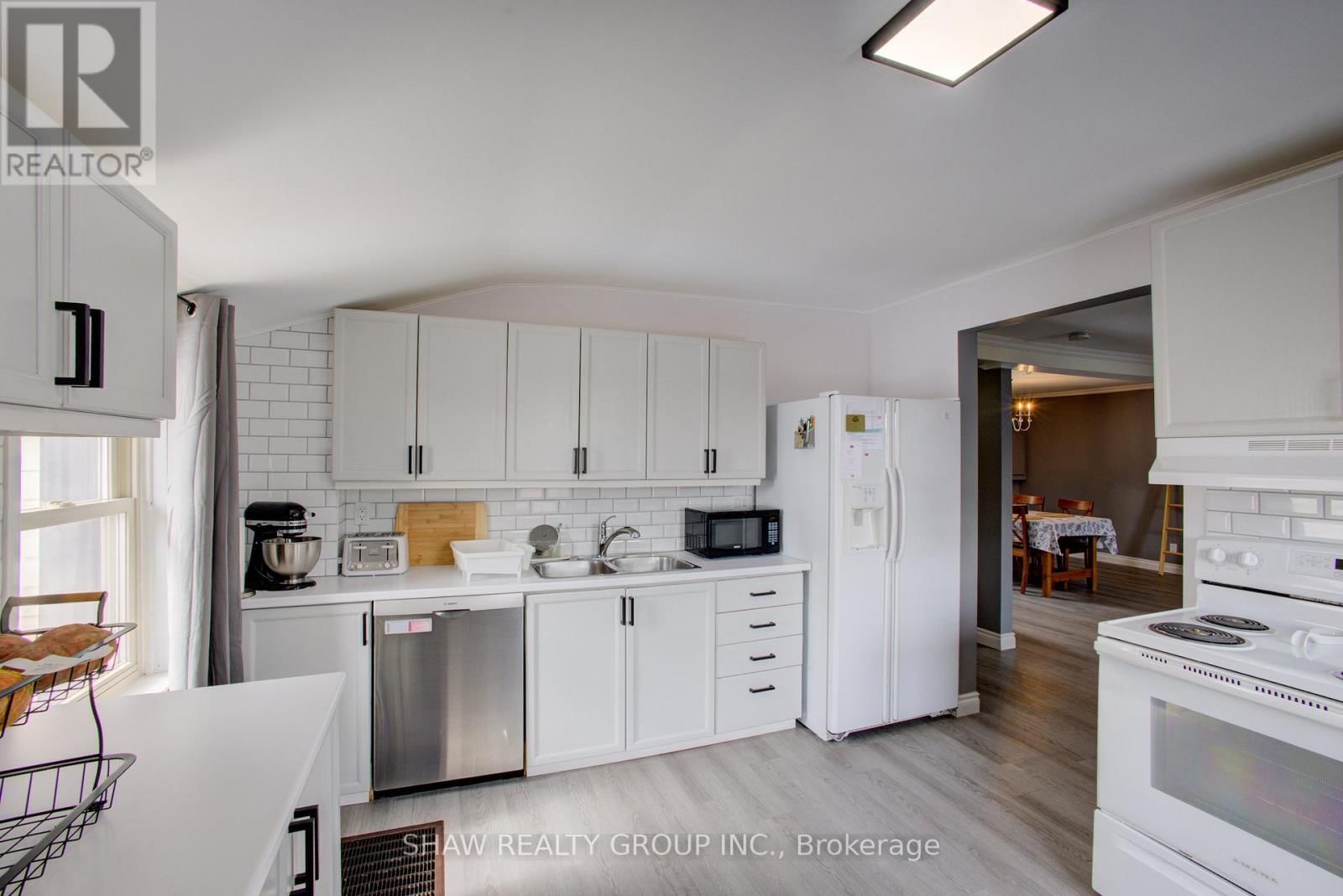 21 MAIN STREET WEST Image 13