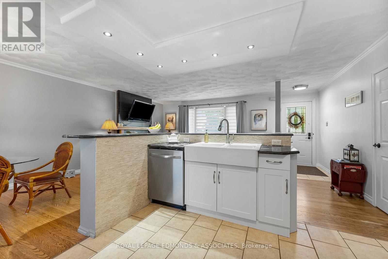 320 PATRICIA AVENUE Image 12