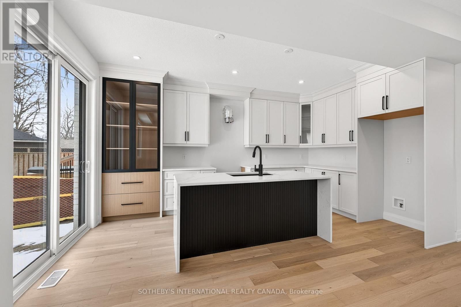 42 RICH AVENUE Image 11