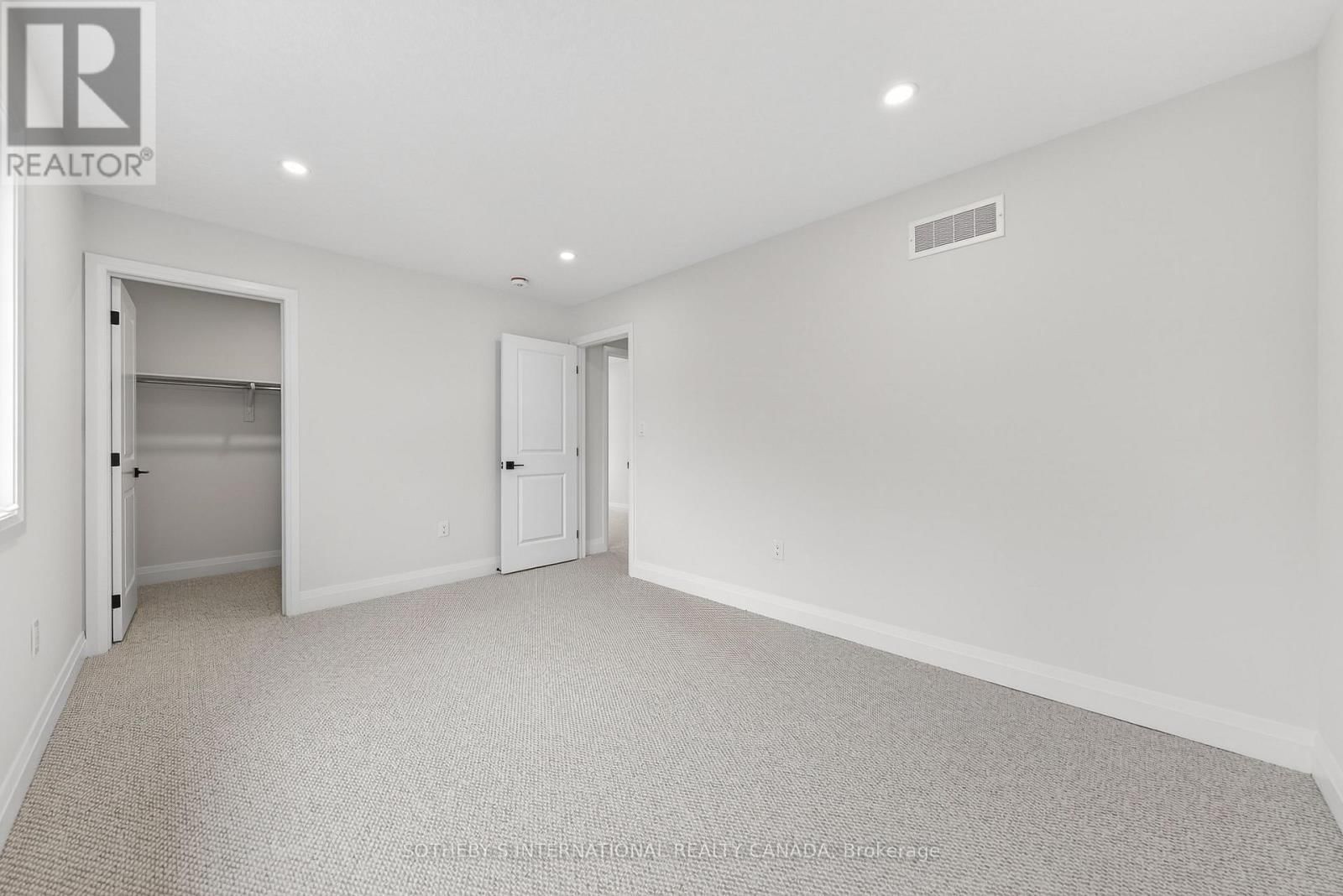 42 RICH AVENUE Image 31